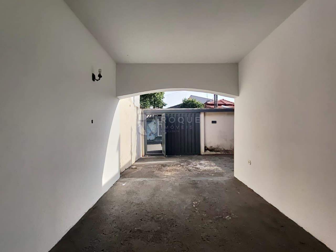 Casa Residencial para aluguel no bairro Jardim Residencial Roseira: Garagem coberta