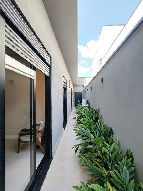 Casa em condomínio para aluguel no bairro Residenciais Fazenda Itapema: Corredor Externo