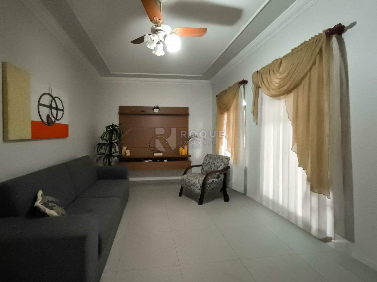 Casa com salão à venda no bairro Vila Teixeira Marques: SALA DE ESTAR