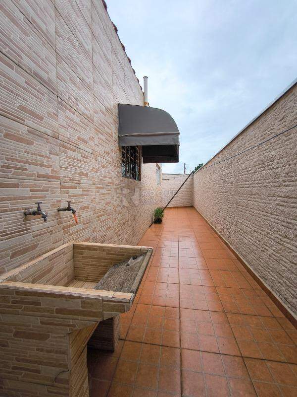 Casa com salão à venda no bairro Vila Teixeira Marques: ÁREA DE SERVIÇO