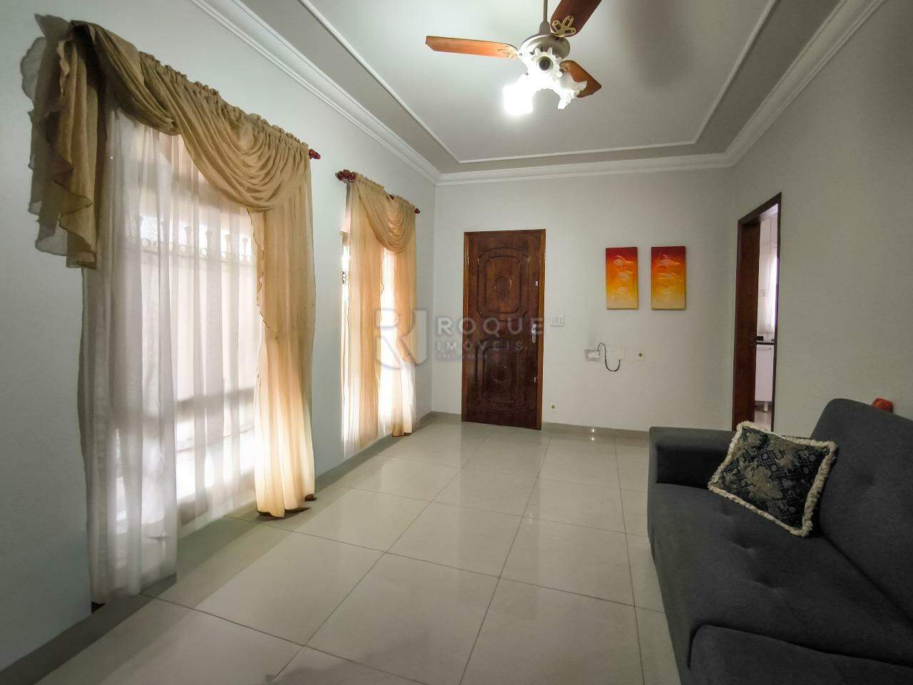 Casa com salão à venda no bairro Vila Teixeira Marques: SALA DE ESTAR