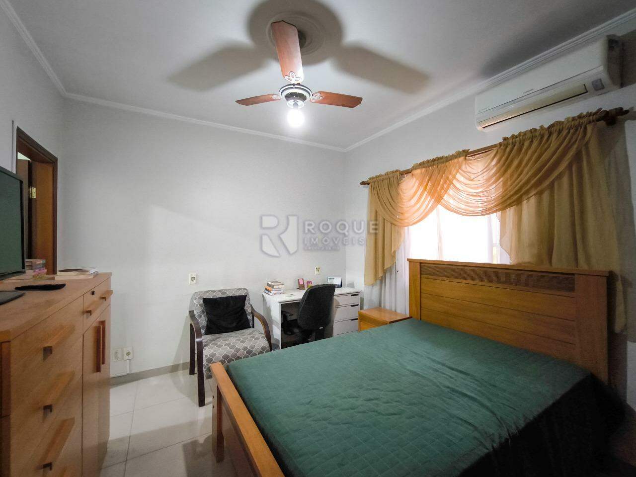 Casa com salão à venda no bairro Vila Teixeira Marques: SUÍTE