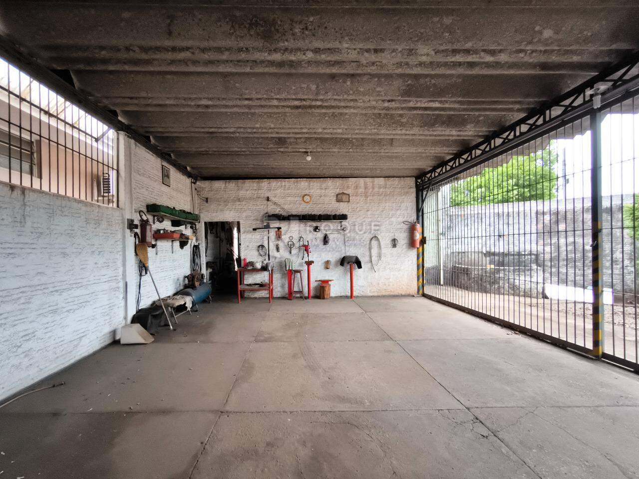 Casa com salão à venda no bairro Vila Teixeira Marques: SALÃO