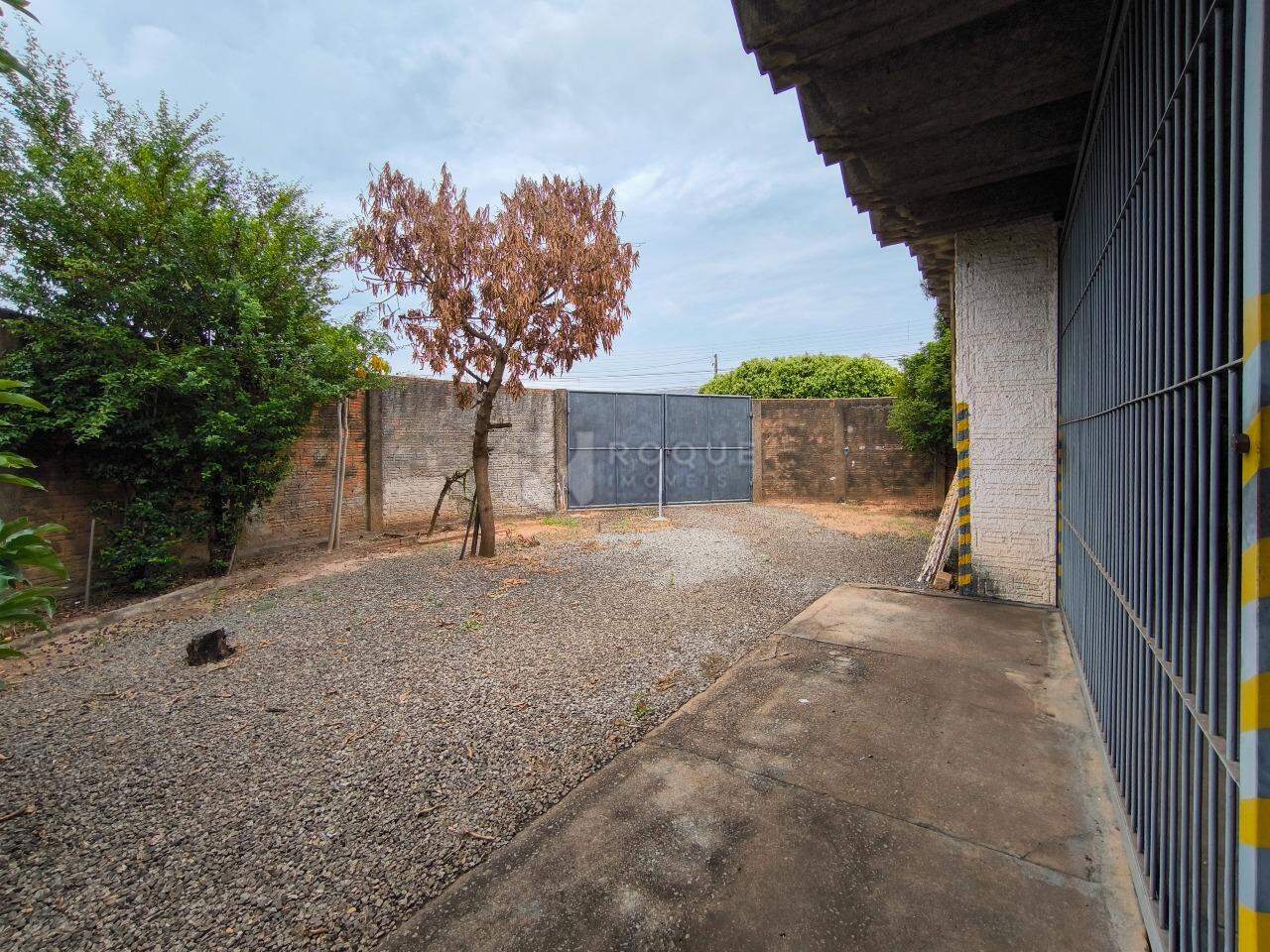 Casa com salão à venda no bairro Vila Teixeira Marques: QUINTAL