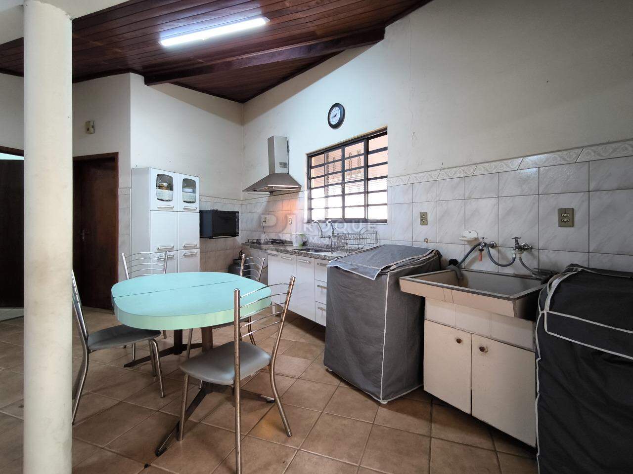 Casa com salão à venda no bairro Vila Teixeira Marques: LAVANDERIA