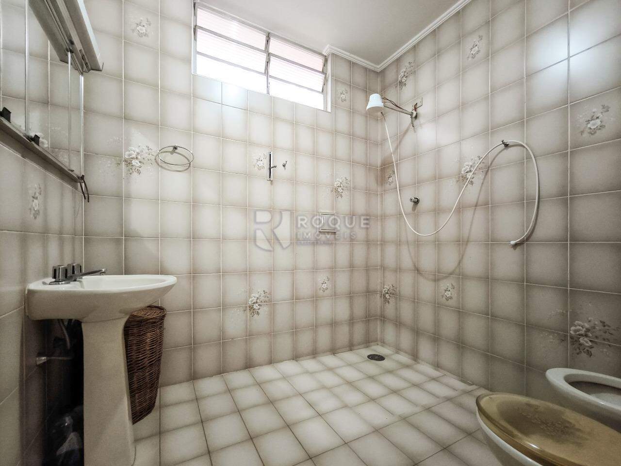 Casa com salão à venda no bairro Vila Teixeira Marques: BANHEIRO SOCIAL