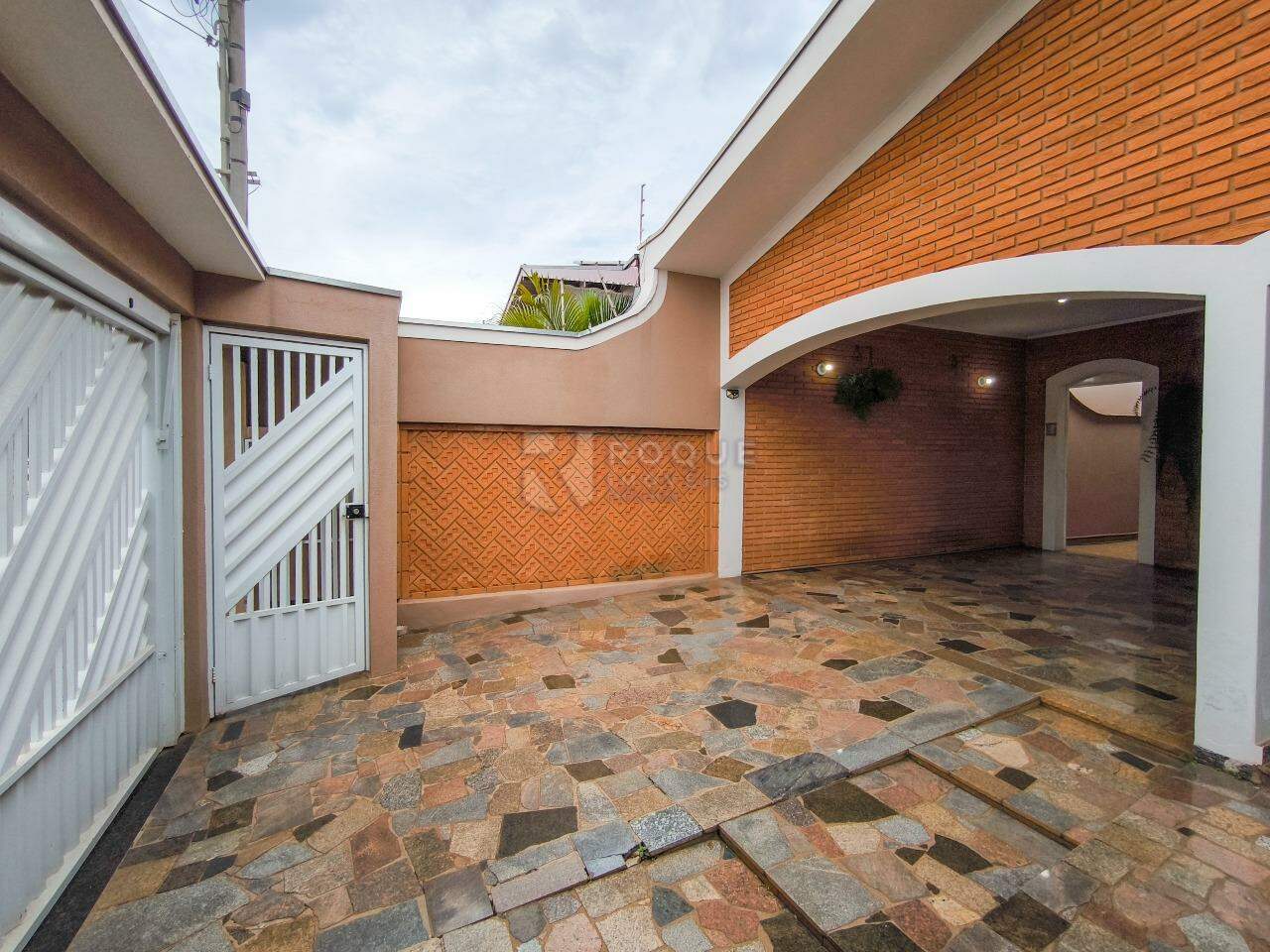 Casa com salão à venda no bairro Vila Teixeira Marques: GARAGEM