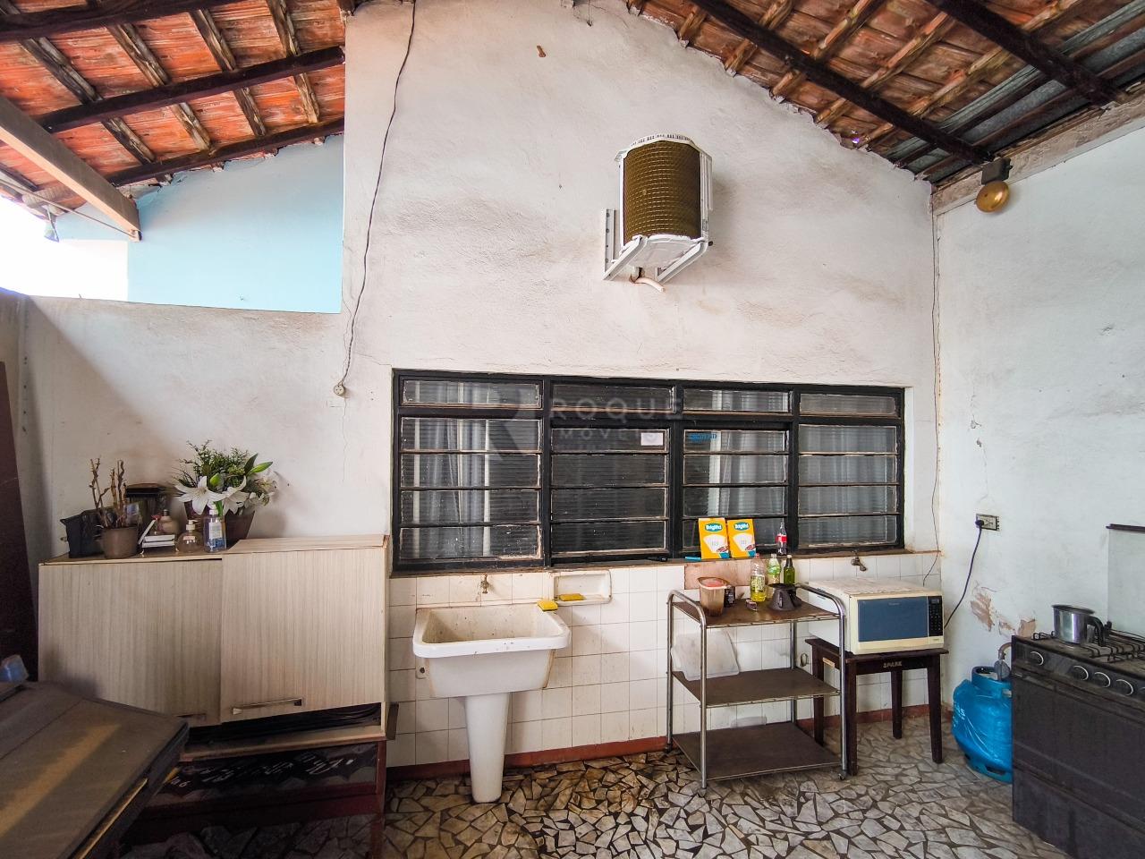 Casa Comercial à venda no bairro Vila Anita: ÁREA DE SERVIÇO