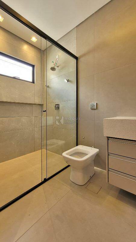 Casa em condomínio à venda no bairro Villa San Marino: BANHEIRO SUÍTE 3