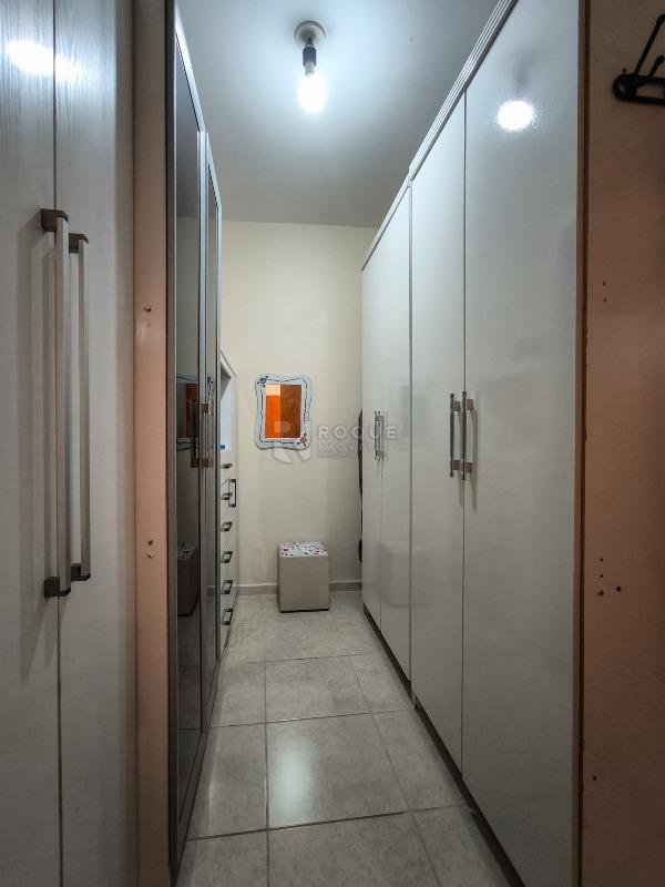 Casa em condomínio à venda no bairro Jardim Terras de Santa Elisa: CLOSET