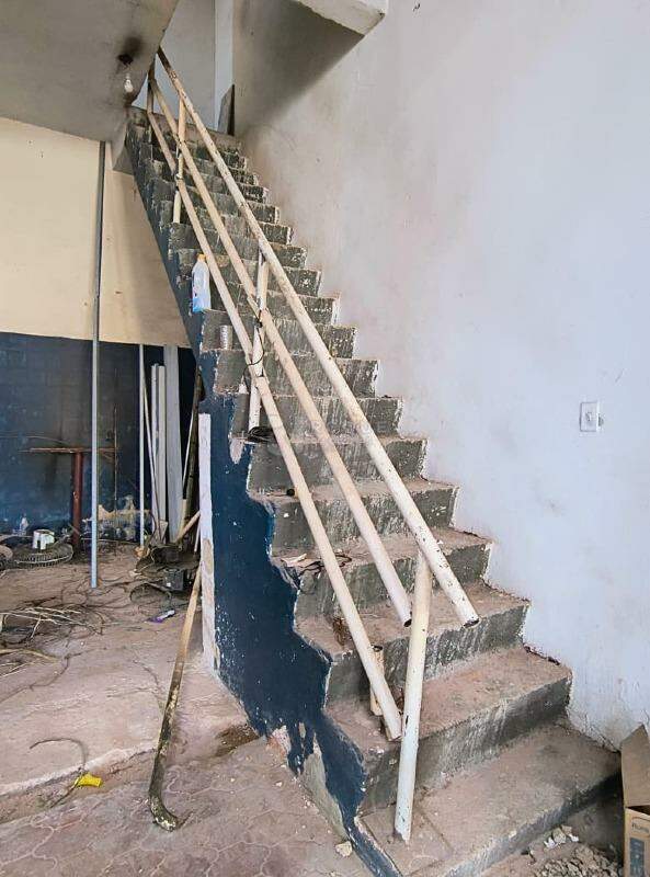 Barracão/Galpão para aluguel no bairro Jardim Nova Itália: Escada de acesso 