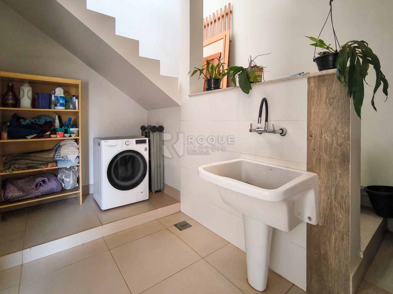 Casa em condomínio à venda no bairro Parque Residencial Roland: ÁREA DE SERVIÇO