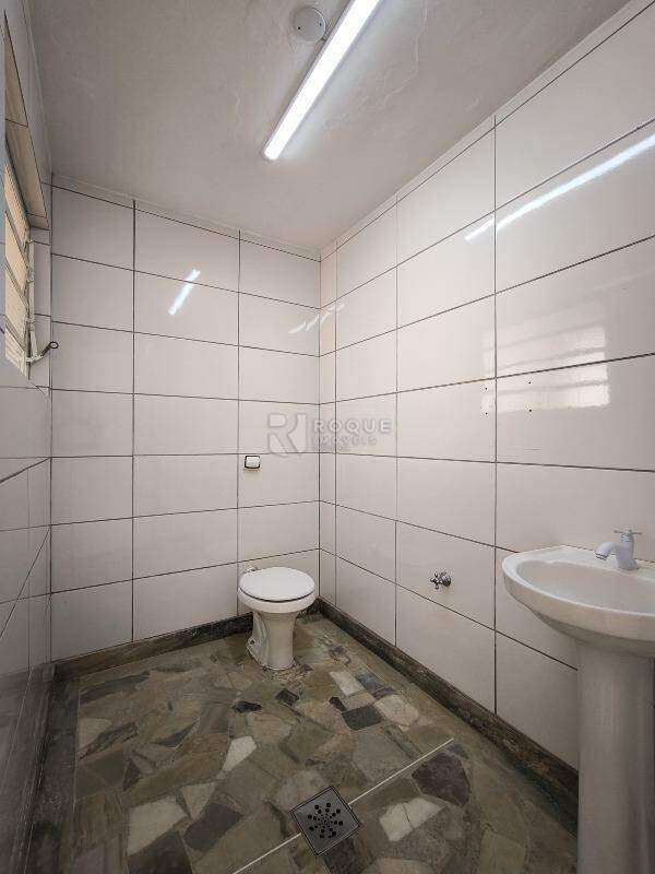Casa Comercial à venda no bairro Centro: BANHEIRO EXTERNO