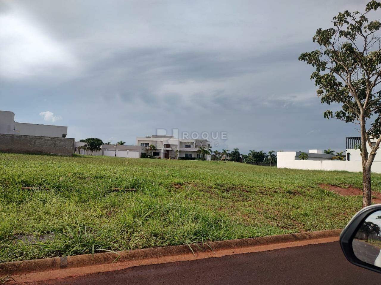 Terreno em condomínio à venda no bairro Residencial Lago Azul: 