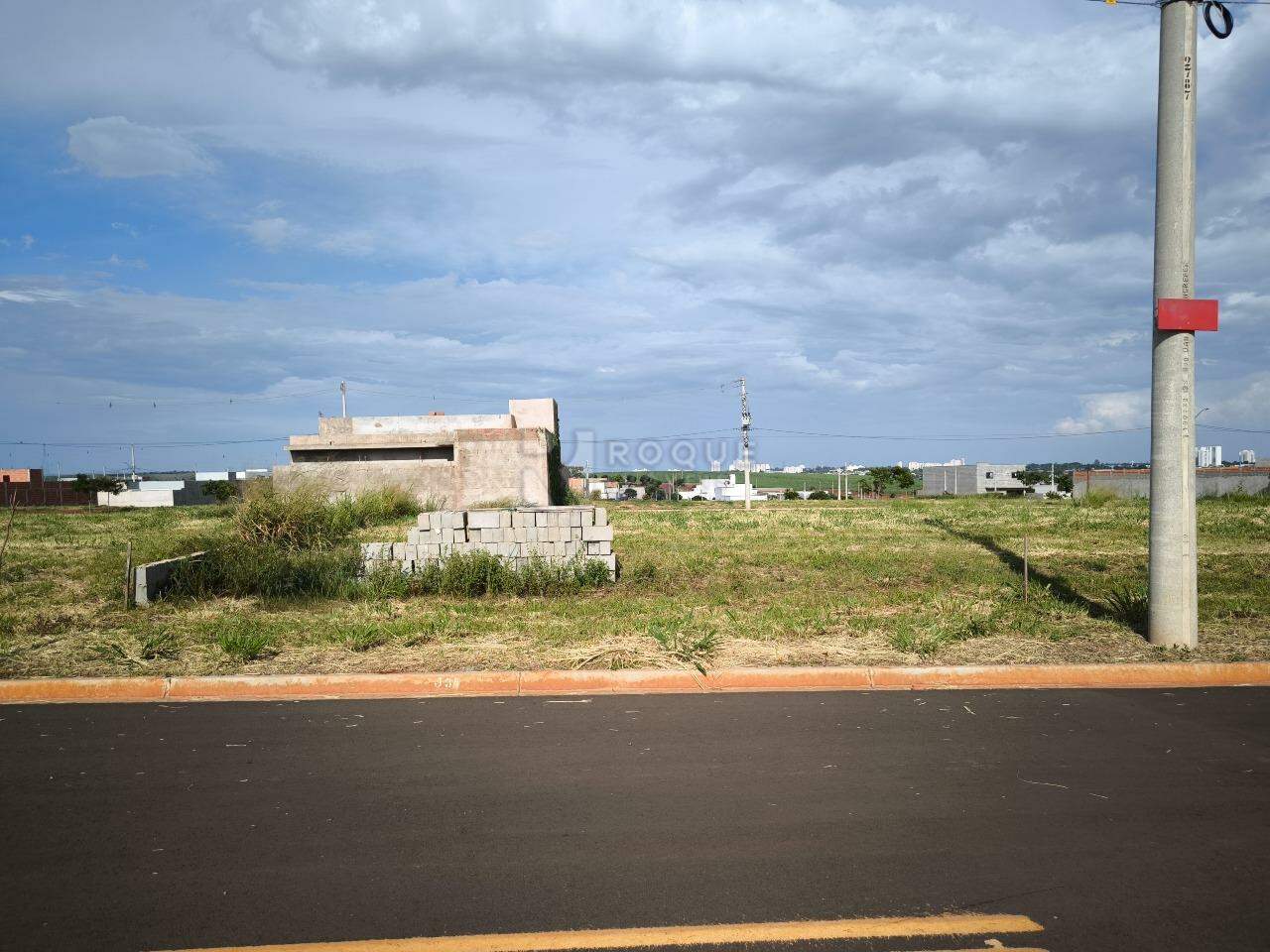 Terreno à venda no bairro Residencial Colinas do Engenho II: FRENTE