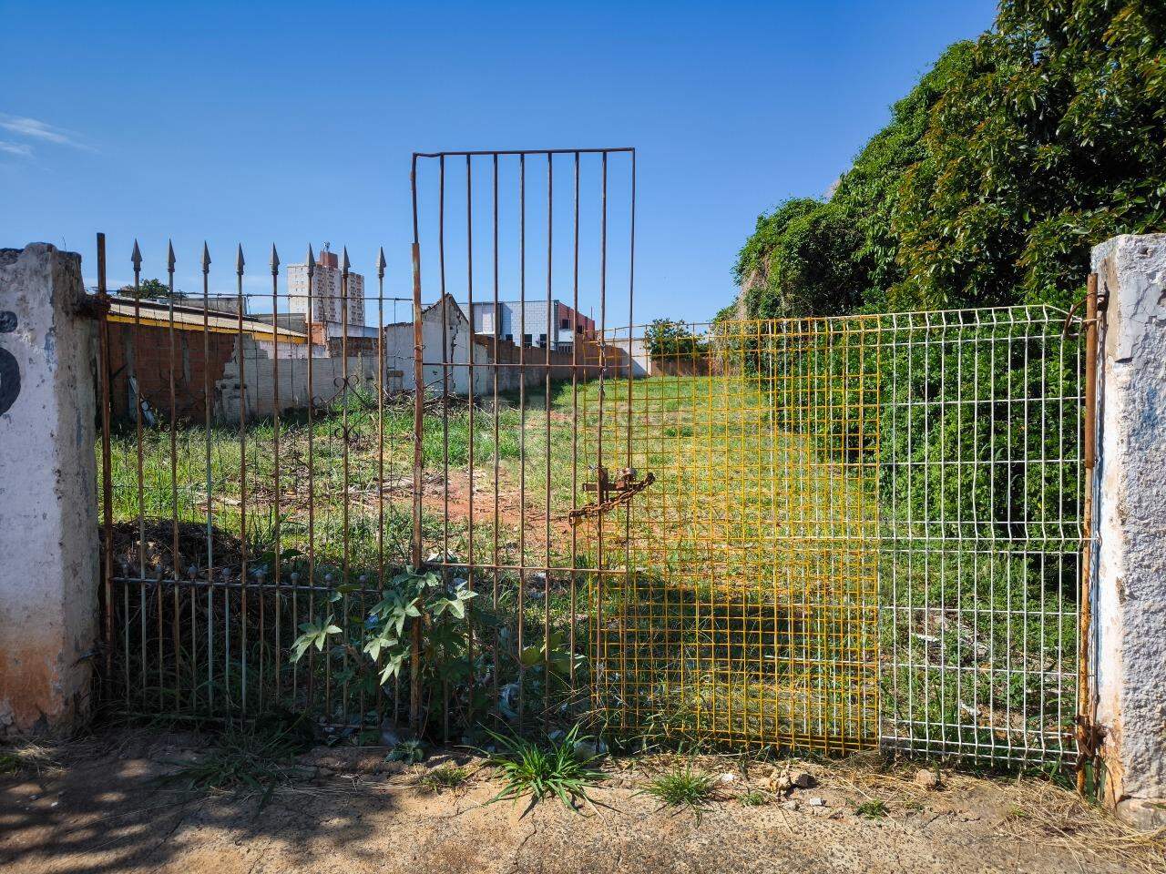 Terreno à venda no bairro Chácaras Antonieta: 