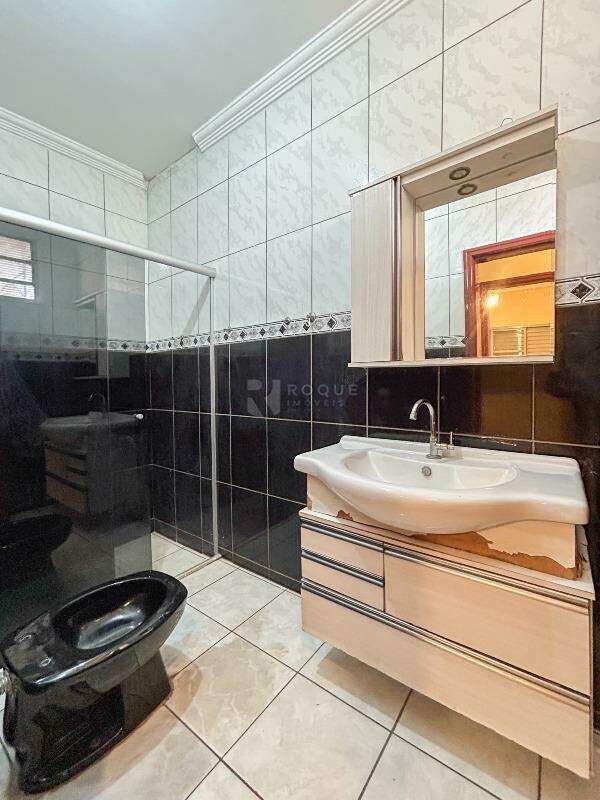 Casa com salão para aluguel no bairro Jardim Ibirapuera: Banheiro social 