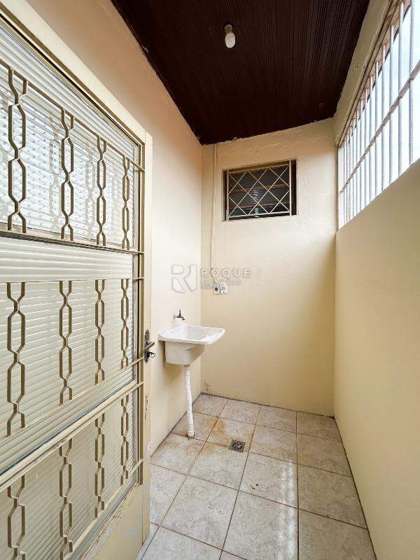 Casa com salão para aluguel no bairro Jardim Ibirapuera: Área de serviço