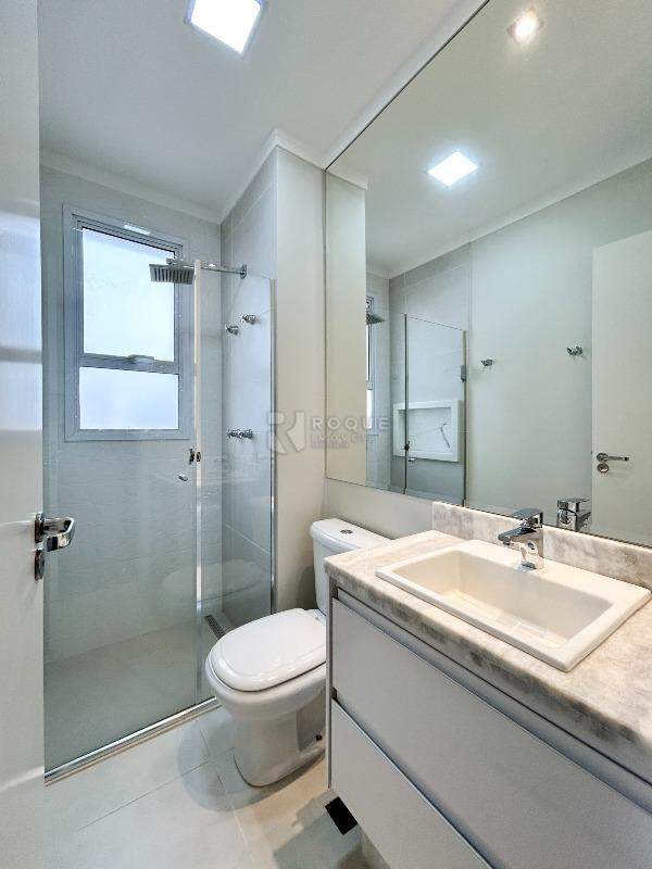 Apartamento para aluguel no bairro Jardim Aquárius: WC suíte 1