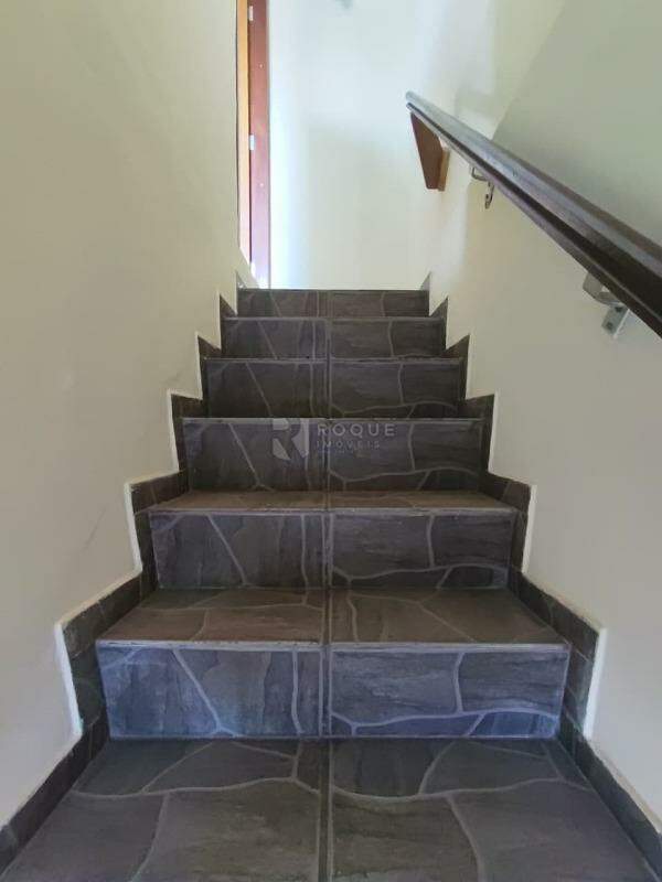 Barracão/Galpão para aluguel no bairro Jardim Barão de Souza Queiroz: Escada Acesso Casa Superior