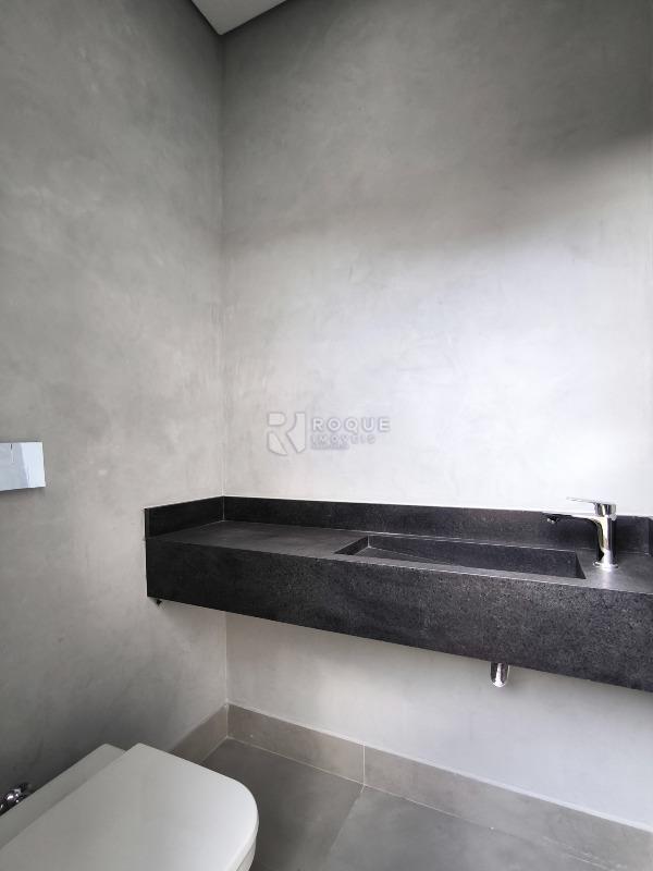 Casa em condomínio à venda no bairro Vale das Oliveiras: BANHEIRO SOCIAL EXTERNO