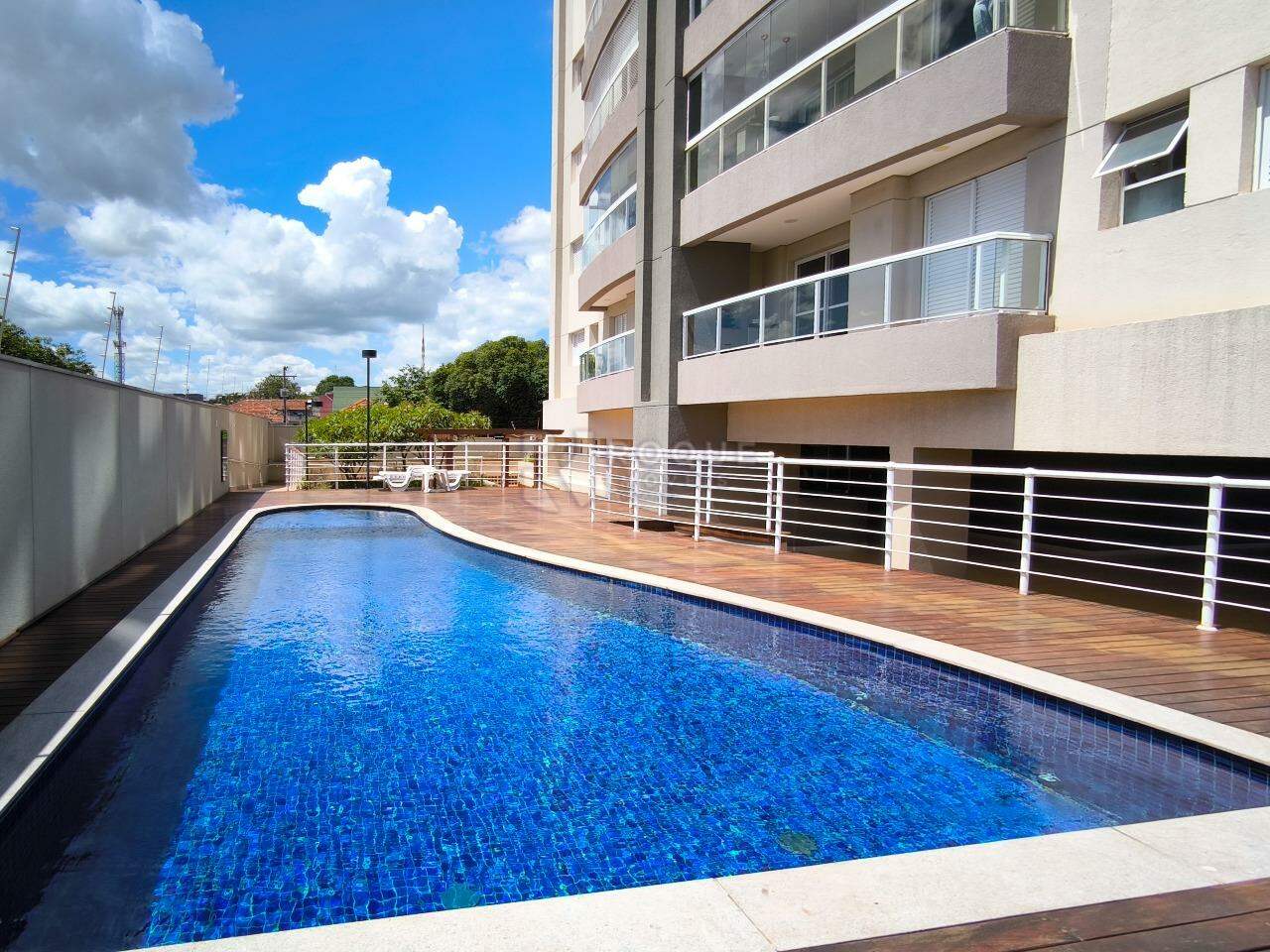 Apartamento à venda no bairro Vila Cristovam: PISCINA
