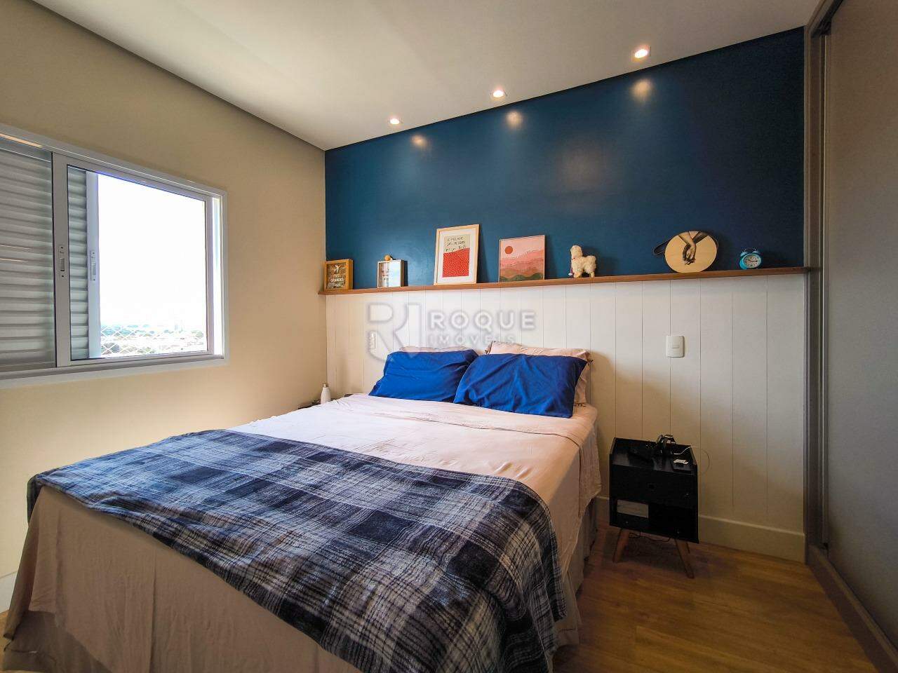 Apartamento à venda no bairro Vila Cristovam: SUÍTE