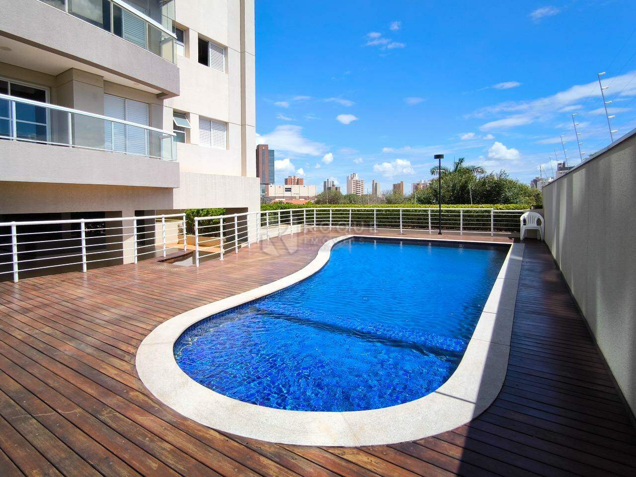 Apartamento à venda no bairro Vila Cristovam: PISCINA