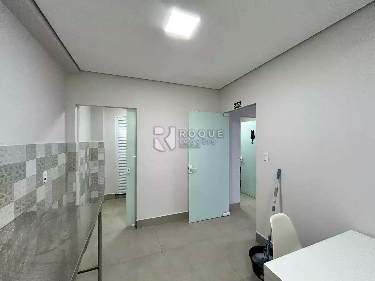 Casa com salão para aluguel no bairro Jardim Nova Itália: Sala 01
