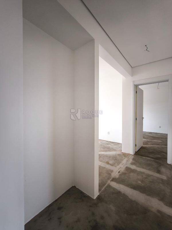 Apartamento à venda no bairro Jardim Aquárius: ROUPEIRO