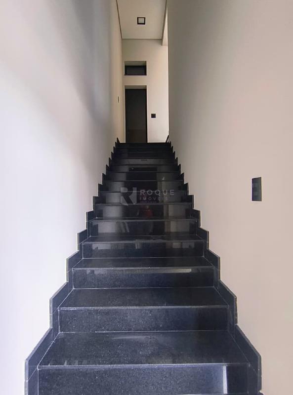 Salão para aluguel no bairro Parque Real: Escada