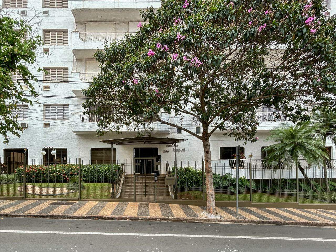 Apartamento para aluguel no bairro Centro: Condomínio 