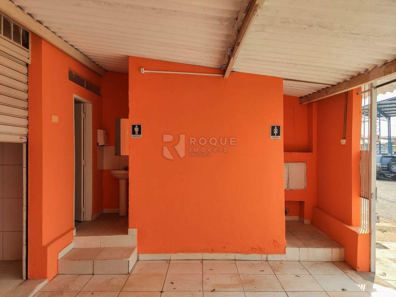 Salão à venda no bairro Jardim Nova Itália: Frente vista dos WC´s