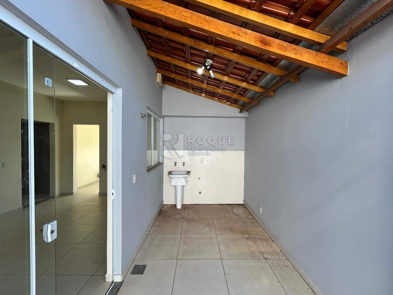 Casa Comercial para aluguel no bairro Vila Cristovam: Área de serviço