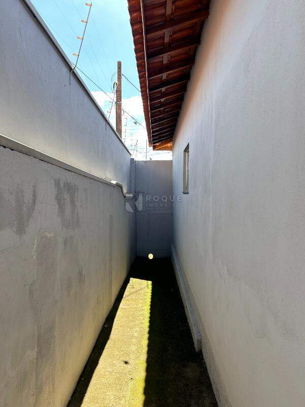 Casa Comercial para aluguel no bairro Vila Cristovam: Corredor