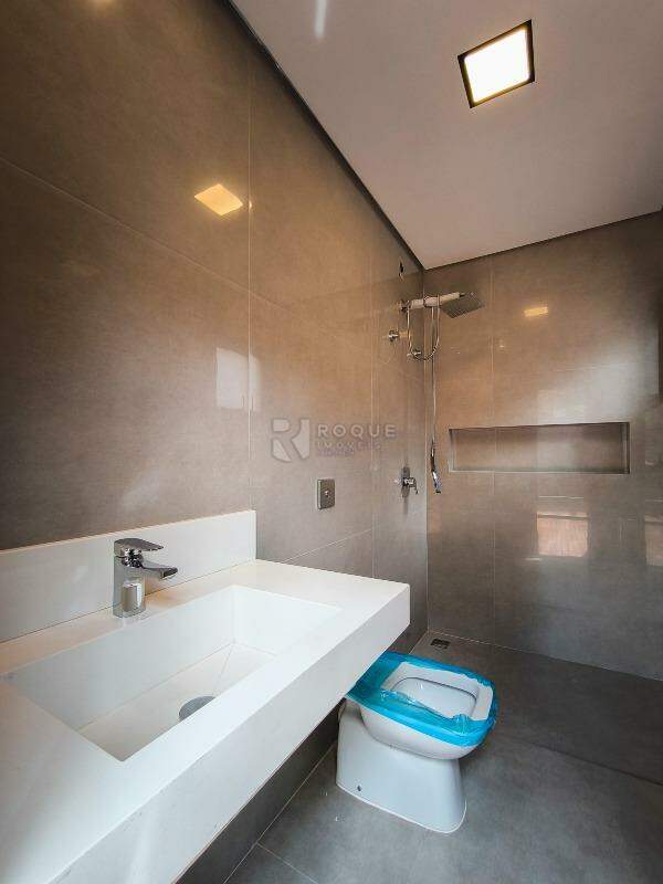 Casa em condomínio à venda no bairro Residencial Greville: BANHEIRO EXTERNO