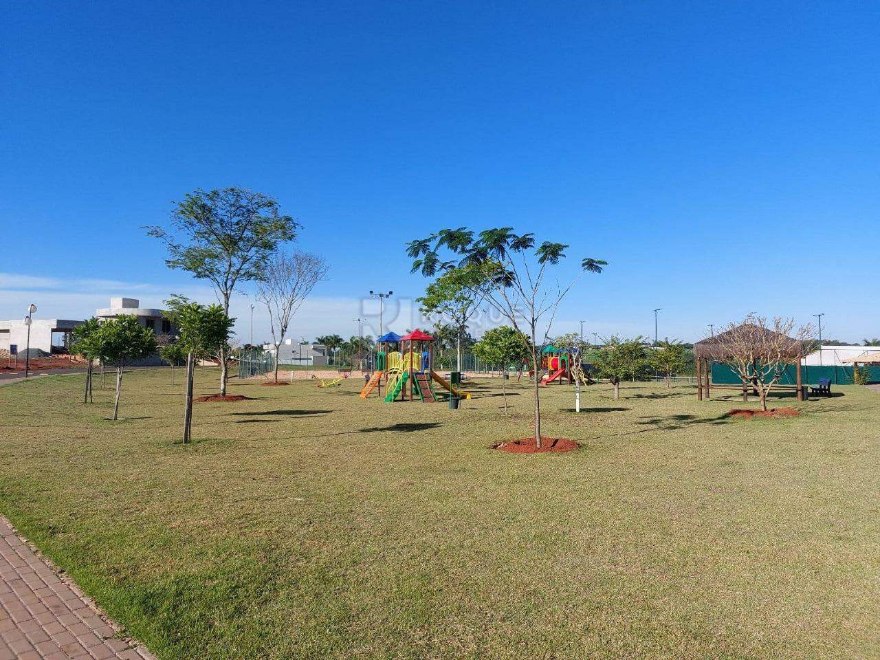 Terreno em condomínio à venda no bairro Residencial Lago Azul: 