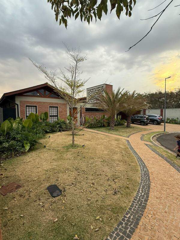Casa em condomínio à venda no bairro Residencial Greville: 