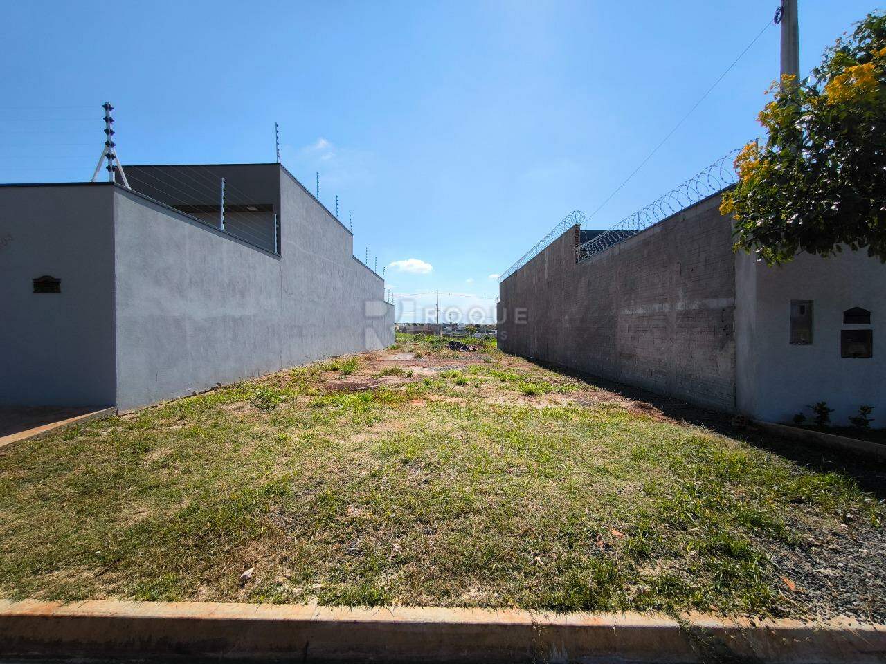 Terreno à venda no bairro Residencial Colinas do Engenho II: FRENTE