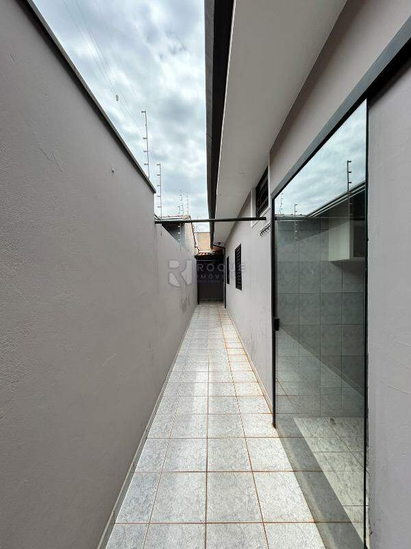 Casa Residencial à venda no bairro Jardim Lázaro Honório de Oliveira: CORREDOR LATERAL