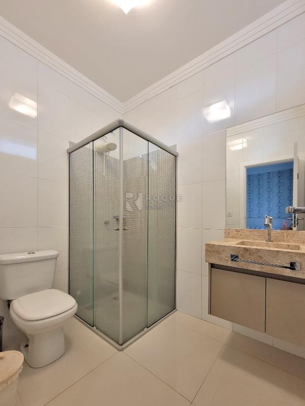 Casa em condomínio à venda no bairro Parque Residencial Roland: BANHEIRO SUÍTE 2