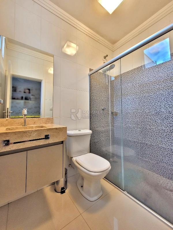 Casa em condomínio à venda no bairro Parque Residencial Roland: BANHEIRO SUÍTE 1