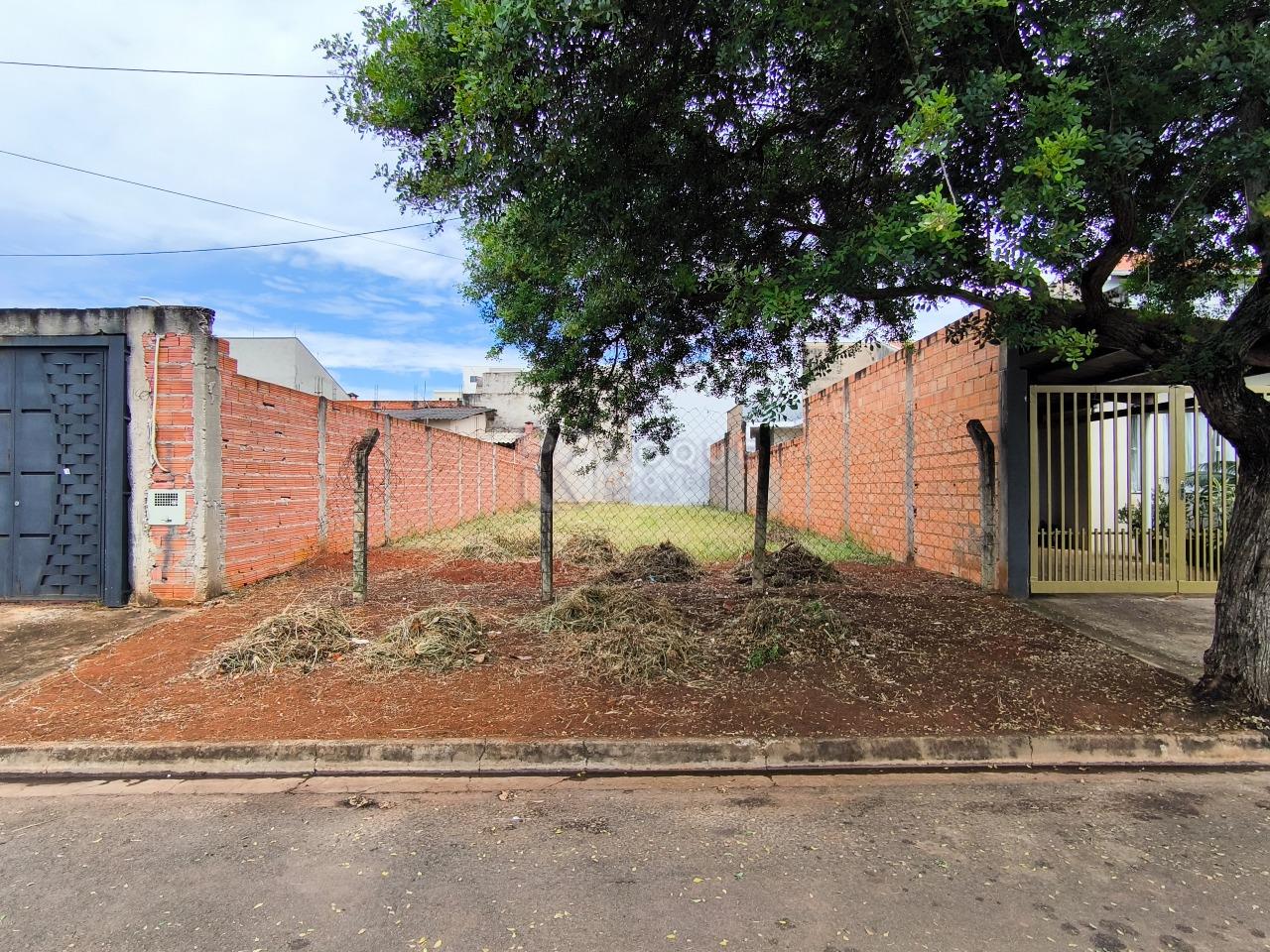 Terreno à venda no bairro Parque Pompeu: FRENTE