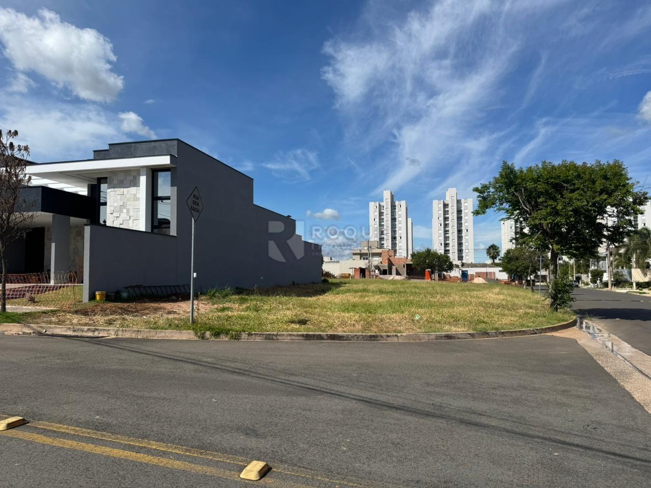 Terreno em condomínio à venda no bairro Residencial Margarida de Holstein: 