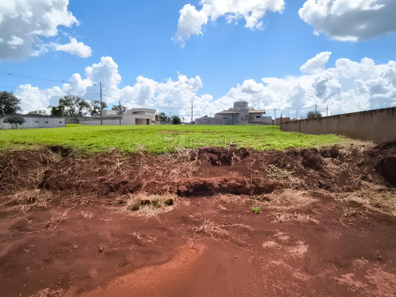Terreno em condomínio à venda no bairro Residencial Florisa: 