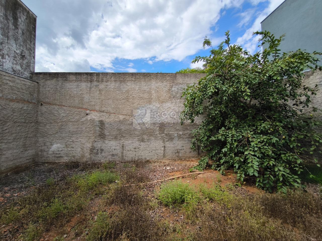 Terreno à venda no bairro Jardim Residencial Village: QUINTAL