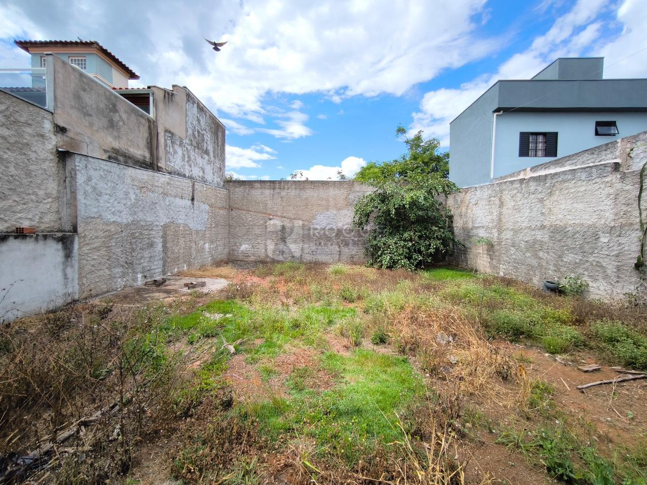 Terreno à venda no bairro Jardim Residencial Village: QUINTAL