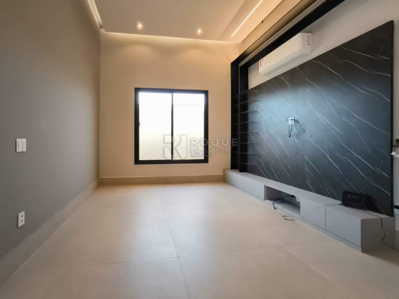 Casa em condomínio à venda no bairro Residencial Ilha de Bali: SALA DE TV