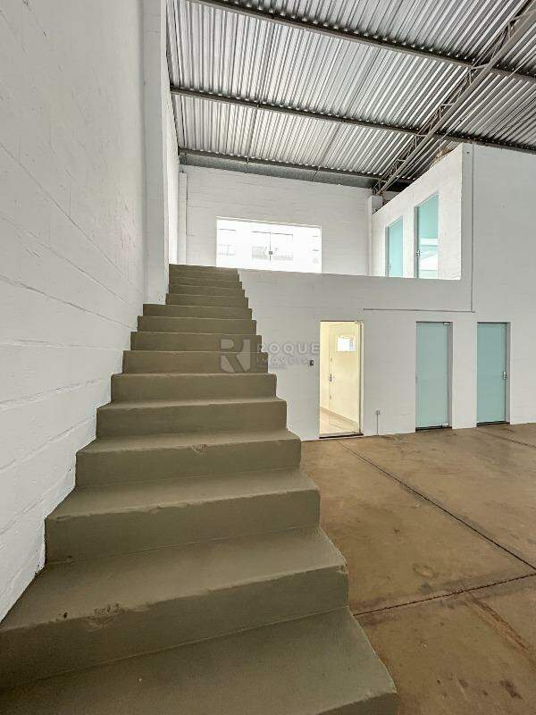 Barracão/Galpão para aluguel no bairro Centro Industrial de Limeira CIL: Acesso mezanino 