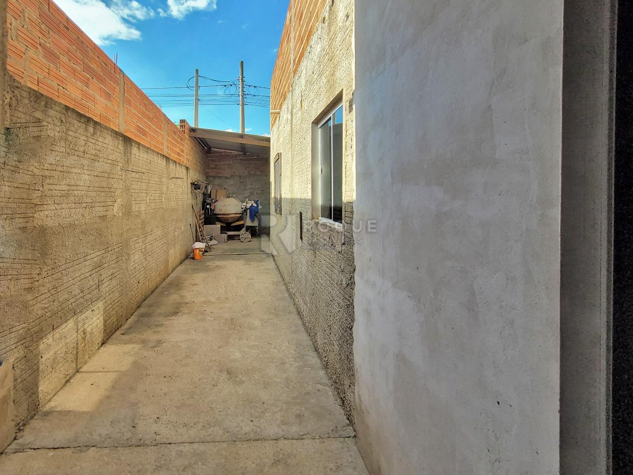 Casa Residencial à venda no bairro Jardim Residencial Luiz Regitano: CORREDOR LATERAL